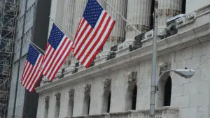 Hedge funds dumpen aandelen terwijl particuliere beleggers blijven kopen