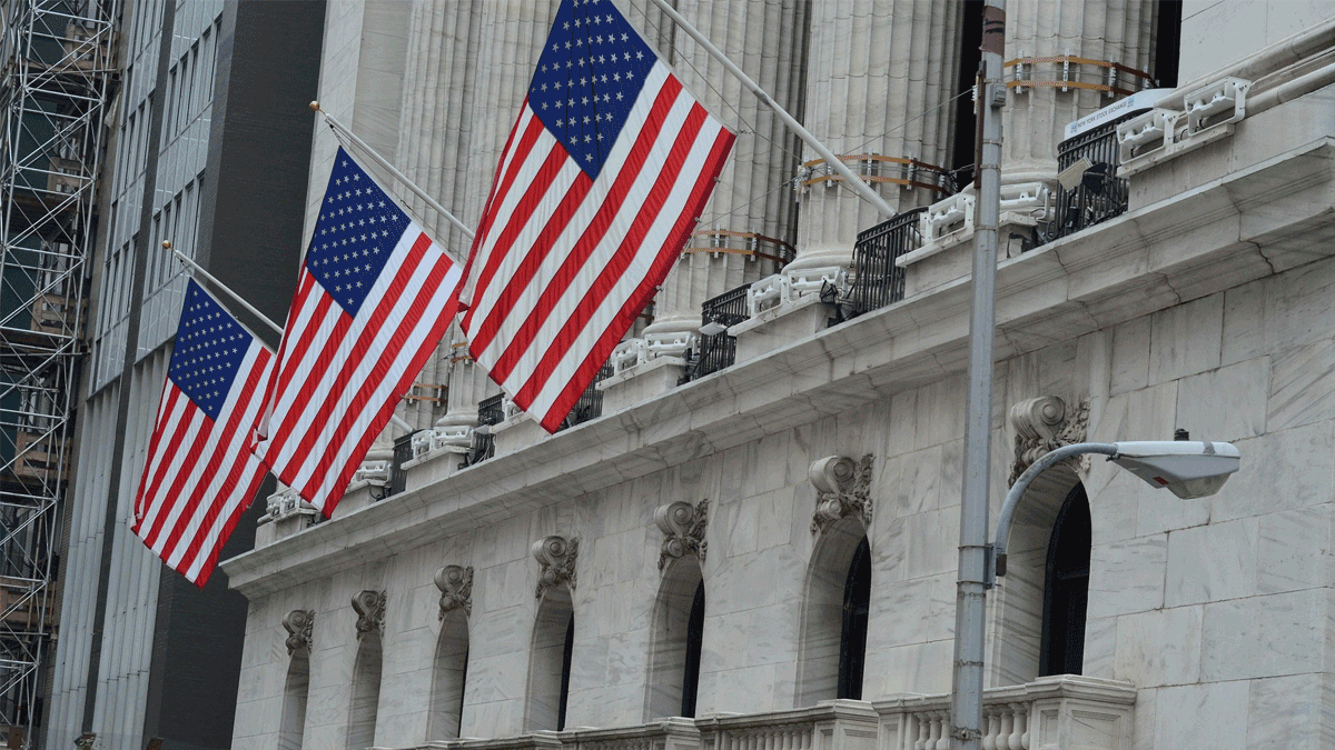 Hedge funds dumpen aandelen terwijl particuliere beleggers blijven kopen